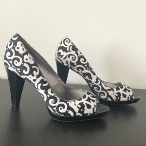 Anne Klein size 10 black/white swirl peep toe